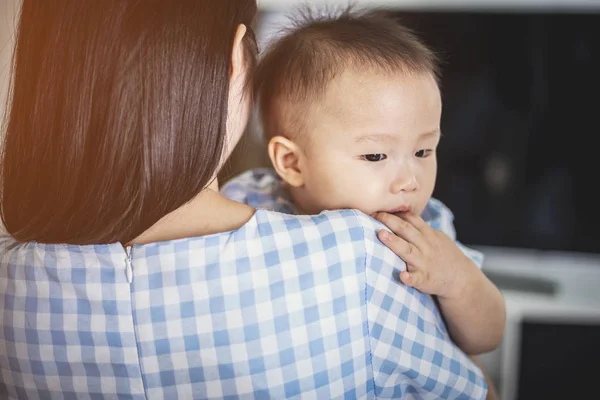 母は後ろを持って泣いているアジア男の子 彼の男の子を慰めているお母さんから — ストック写真