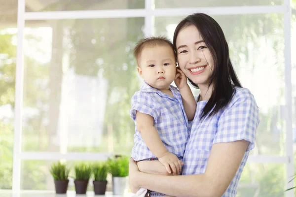 Portret Van Aziatische Moeder Zijn Baby Boy Levensstijl Beeld Thuis — Stockfoto