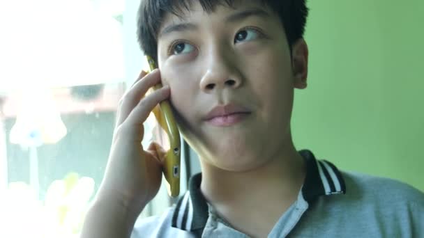 Slow Motion Happy Asijské Boy Mluví Mobilním Telefonem Tváří Úsměv — Stock video