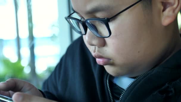 Αργή Κίνηση Ευτυχισμένη Ασίας Αγόρι Παίζει Παιχνίδι Στο Κινητό Τηλέφωνο — Αρχείο Βίντεο