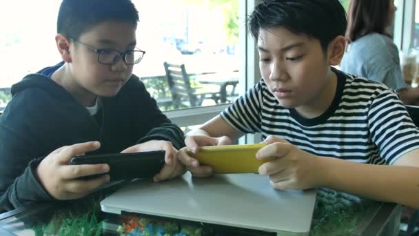 Zeitlupe Happy Asian Boy Playing Mobile Game Online Smart Phone — Stockvideo