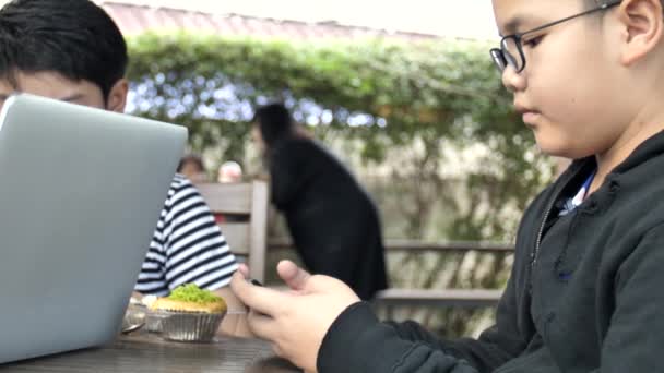 Yavaş Hareket Asya Anne Oğluna Pasta Beslemek Çocuk Smartphone Telefon — Stok video