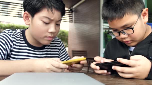 Zeitlupe Happy Asian Boy Playing Mobile Game Online Smart Phone — Stockvideo