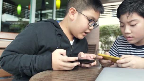 Slow Motion Feliz Chico Asiático Jugando Juego Móvil Línea Teléfono — Vídeo de stock