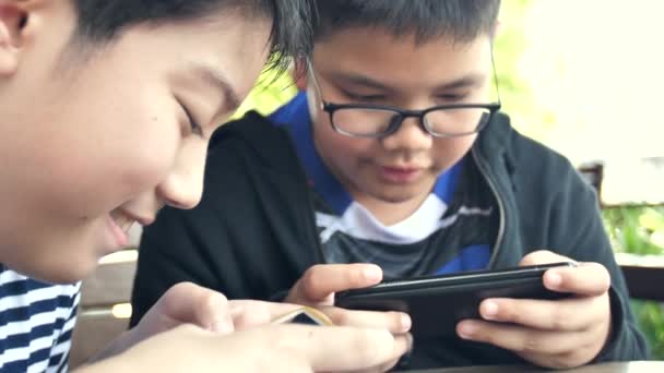 Zwolnionym Tempie Szczęśliwy Chłopiec Azjatyckich Gry Online Gra Komórkowa Inteligentnego — Wideo stockowe
