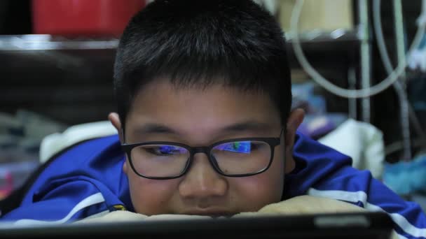 Ralenti Mouvement Heureux Asiatique Preteens Regarder Sur Tablette Ordinateur Avec — Video