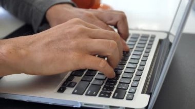 Tipik klavye laptop bilgisayar, 4 k yavaş iş adamı tipik dizüstü klavye üzerinde el.