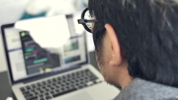 ビジネスマンのオフィスで眼鏡を着てスローモーション アジア ビジネス男をラップトップ コンピューターでオフィス で動作して — ストック動画