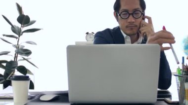Dizüstü bilgisayar ve cep telefonu kullanarak Office iş adamı, 4 k yavaş hareket Office adam konuşmak ve yazmak üstünde hareket eden telefon .