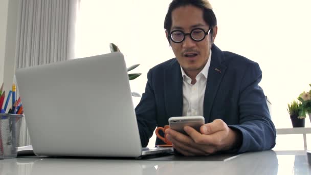 Hombre Negocios Oficina Utilizando Ordenador Portátil Teléfono Celular Cámara Lenta — Vídeo de stock