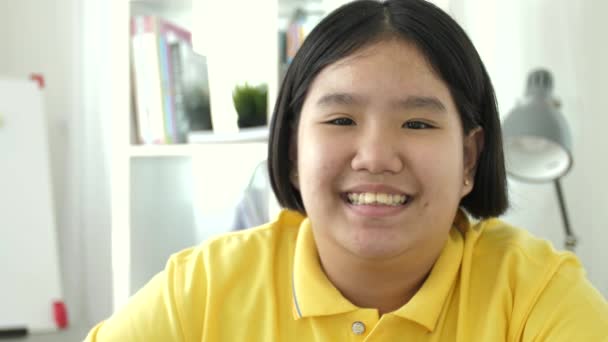 Retrato Asiático Preteen Olhando Para Câmera Com Sorriso Rosto Câmera — Vídeo de Stock