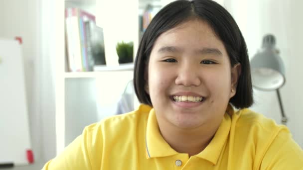 Portrait Preteen Asiatique Regardant Caméra Avec Sourire Visage Mouvement Lent — Video