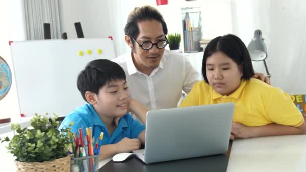 Quarto Professor Crianças Classe Aprendendo Computador Portátil Com Professor Câmera — Vídeo de Stock