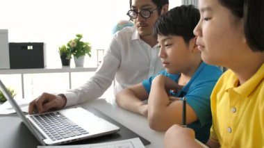Odası çocuk öğretmen ile dizüstü bilgisayarda öğrenme sınıf içinde öğretmen. 4 k yavaş hareket Asyalı çocuk evde öğretmen ile öğrenme.