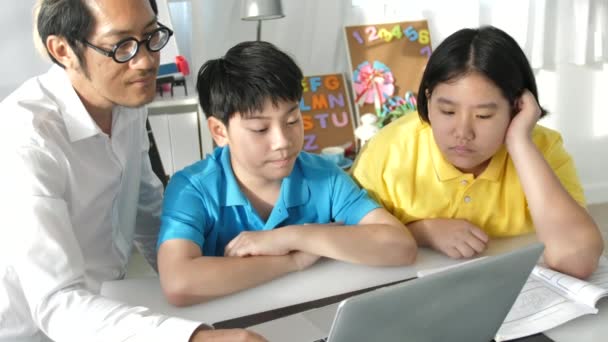 Kinder Klassenzimmer Lernen Mit Dem Lehrer Laptop Zeitlupe Asiatische Kind — Stockvideo