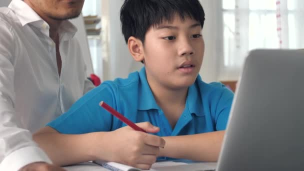 家教教室里的孩子们在笔记本电脑上与老师学习 慢动作亚洲儿童与教师在家学习 — 图库视频影像