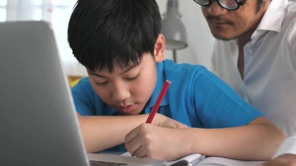 Doučovat Děti Prostor Třídě Učení Přenosném Počítači Učitelem Zpomalené Asijské — Stock video