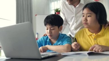 Odası çocuk öğretmen ile dizüstü bilgisayarda öğrenme sınıf içinde öğretmen. 4 k yavaş hareket Asyalı çocuk evde öğretmen ile öğrenme.