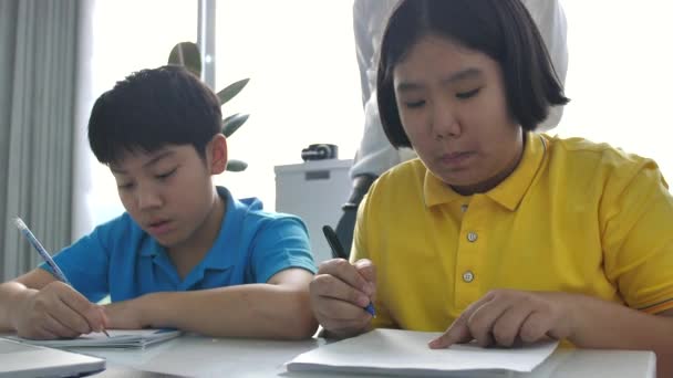 クラスの先生とラップトップ コンピューターの学習の部屋子供たちの家庭教師します スローモーション アジア子供が教師を自宅で学習 — ストック動画