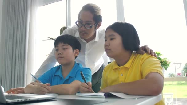 家教教室里的孩子们在笔记本电脑上与老师学习 慢动作亚洲儿童与教师在家学习 — 图库视频影像