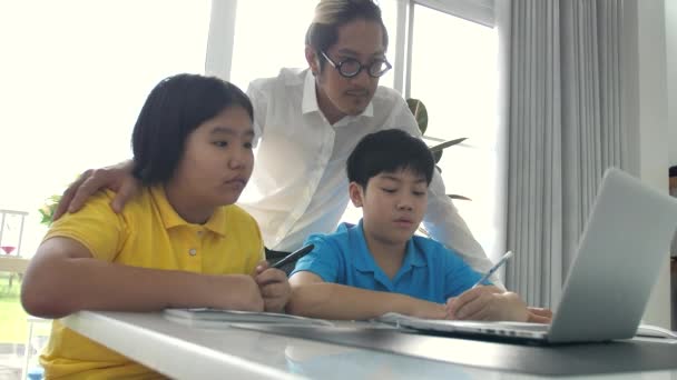 Tutor Szoba Gyerekek Tanulás Laptop Számítógép Tanár Osztályban Lassított Ázsiai — Stock videók
