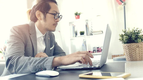 Empresário Trabalhando Computador Portátil Escritório Homem Negócios Asiático Vestindo Óculos — Fotografia de Stock