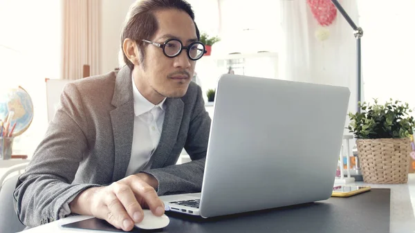 Empresário Trabalhando Computador Portátil Escritório Homem Negócios Asiático Vestindo Óculos — Fotografia de Stock