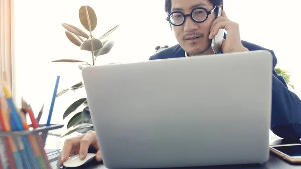 Homem Negócios Escritório Usando Laptop Telefone Celular Homem Asiático Falando — Fotografia de Stock