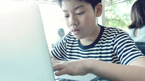 Feliz Asiático Chico Escribiendo Portátil Ordenador — Foto de Stock