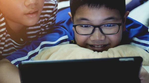 Feliz Asiático Preadolescentes Viendo Tableta Ordenador Con Sonrisa Cara —  Fotos de Stock