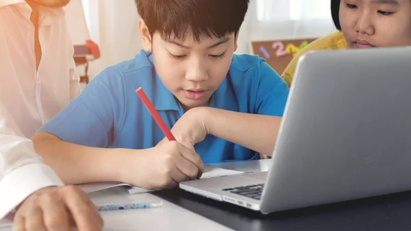 Tutor Szoba Gyerekek Tanulás Laptop Számítógép Tanár Osztályban Ázsiai Gyermek — Stock Fotó
