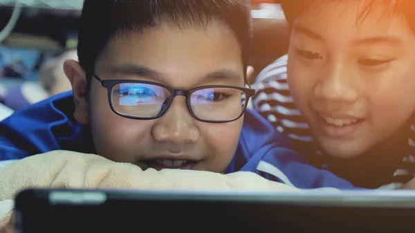 Happy Asijské Preteens Sledování Tabletovém Počítači Úsměv Tvář — Stock fotografie