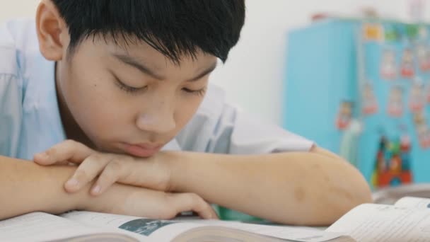 Asijské Dítě Studentské Uniformě Čtení Psaní Domácích Úkolů Doma Zpomalené — Stock video