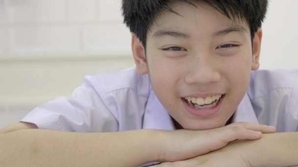 Öğrenci Kameraya Gülümsemek Yüz Ile Seyir Tekdüzen Asyalı Çocuk Portresi — Stok video