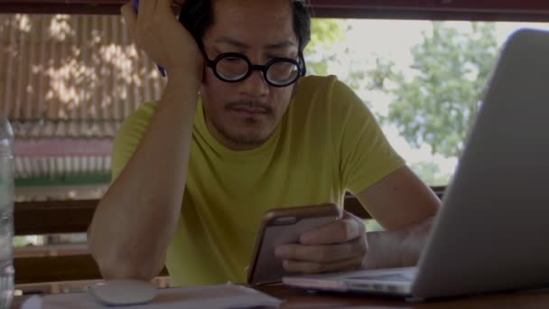 Ralentir Mouvement Homme Asiatique Occasionnel Utilisant Smartphone Vérifie Les Mails — Video