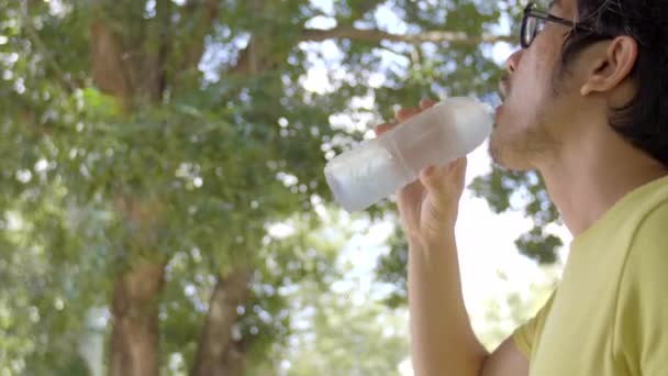 Slow Motion Van Aziatische Sportman Drinkt Water Uit Fles — Stockvideo