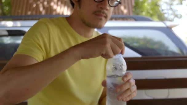アジア スポーツマンのスロー モーション ボトルから水を飲む — ストック動画
