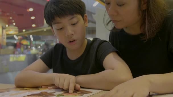 Slowmotion Asiatiska Söt Pojke Med Mamma Läsa Menyn Bok Och — Stockvideo