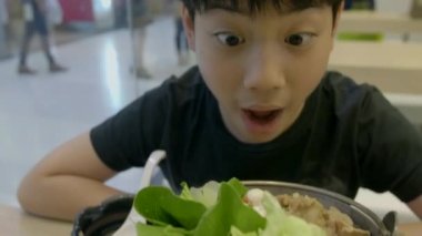 Ağır çekim Asya şirin çocuk zevk gülümsemek yüz Japon yemek yeme. 