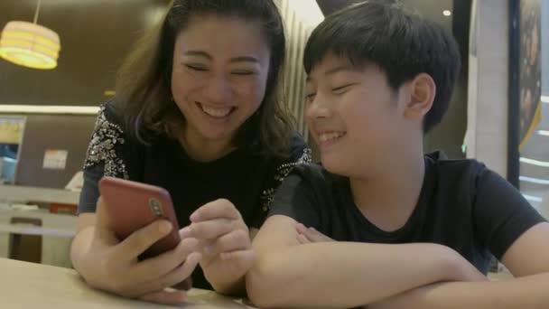 Slowmotion Happy Asiatiska Pojke Och Hans Mamma Titta Smart Telefon — Stockvideo