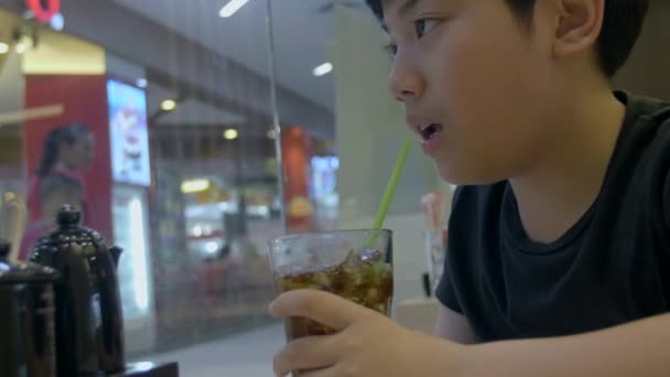 年轻的慢动作喝一杯清爽的冰镇可乐饮料与微笑脸 — 图库视频影像