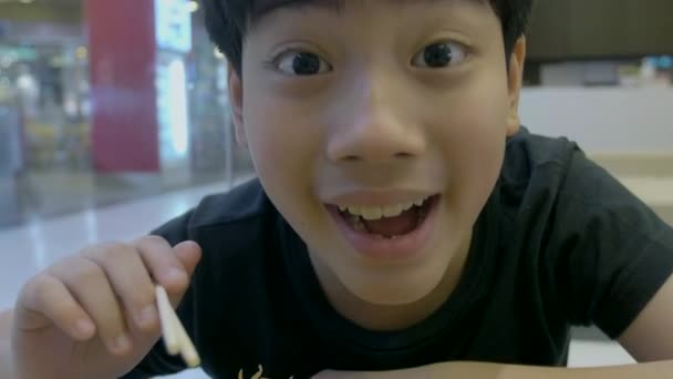 Câmara Lenta Ásia Bonito Menino Gosta Comer Japonês Comida Com — Vídeo de Stock
