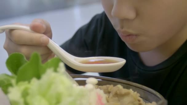 Αργή Κίνηση Της Ασίας Χαριτωμένο Αγόρι Απολαμβάνουν Φαγητό Ιαπωνική Τροφίμων — Αρχείο Βίντεο