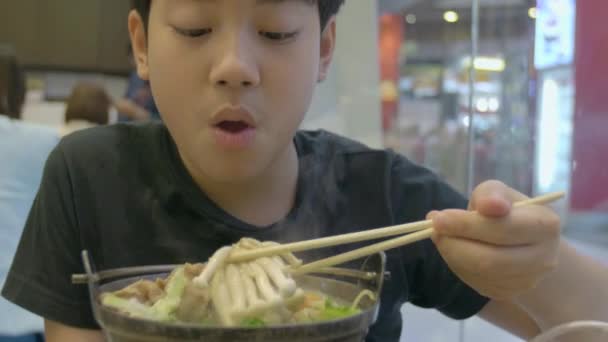 Câmara Lenta Ásia Bonito Menino Gosta Comer Japonês Comida Com — Vídeo de Stock