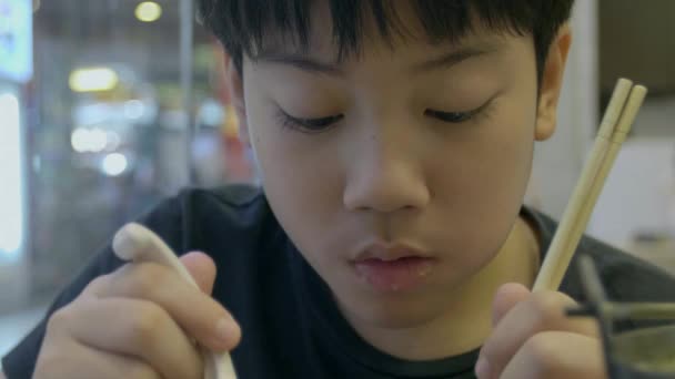 Câmara Lenta Ásia Bonito Menino Gosta Comer Japonês Comida Com — Vídeo de Stock