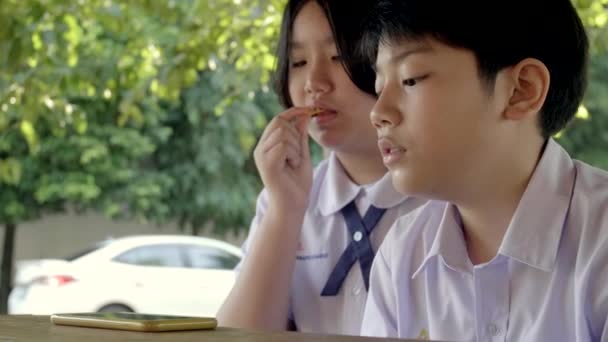 Cámara Lenta Feliz Asiático Niño Estudiante Uniforme Disfrutar Comer Patatas — Vídeos de Stock
