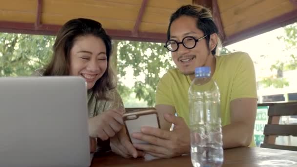 Mooie Aziatische Vrouw Toont Interessante Dingen Haar Smartphone Aan Haar — Stockvideo