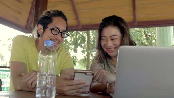 Piękne Azjatki Kobieta Pokazuje Ciekawe Rzeczy Jej Smartphone Jej Znajomych — Wideo stockowe