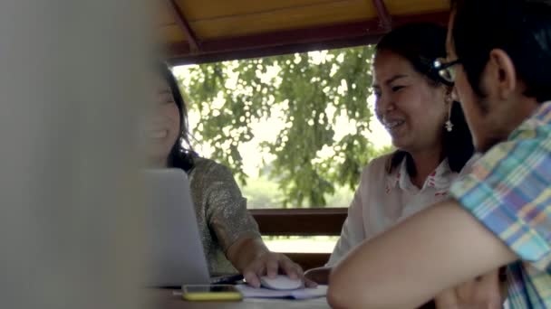 Hermosa Mujer Asiática Muestra Cosas Interesantes Teléfono Inteligente Sus Amigos — Vídeo de stock