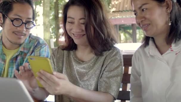 Belle Asiatique Femme Montre Intéressant Choses Sur Son Smartphone Ses — Video